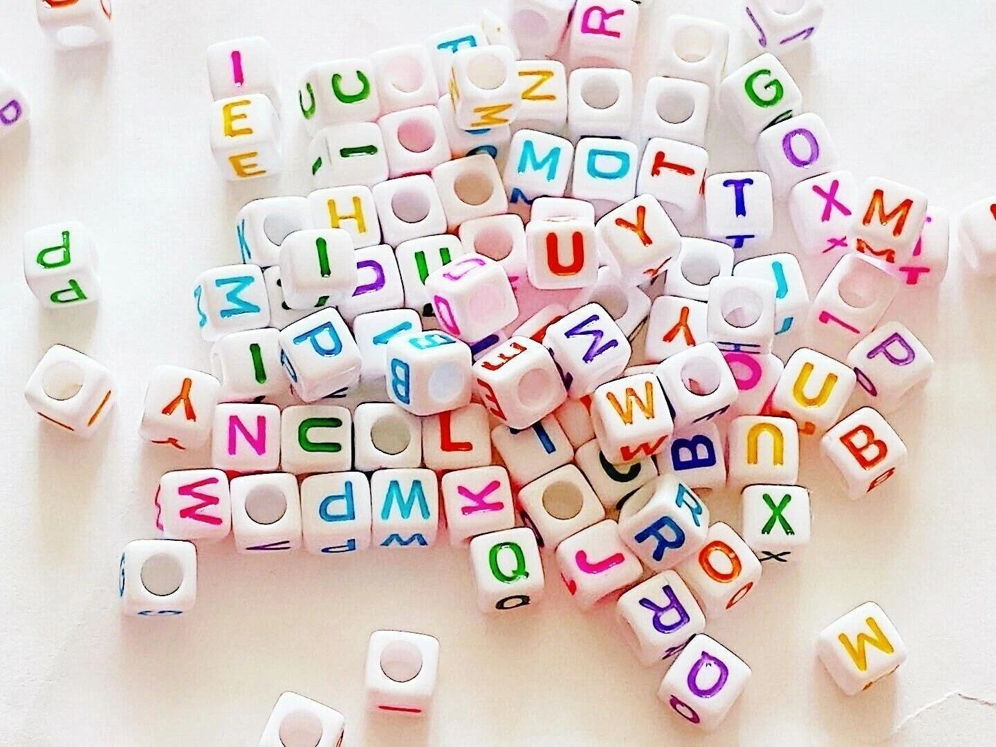 خرز احرف ابيض